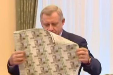 Зарплата, чиновник, деньги, Смолий. Фото: скрин Факти ICTV