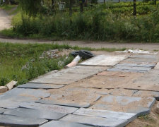 Совсем уже крыша съехала: в России застелили дорогу надгробными плитами. Говорят, что фото и имен там нет