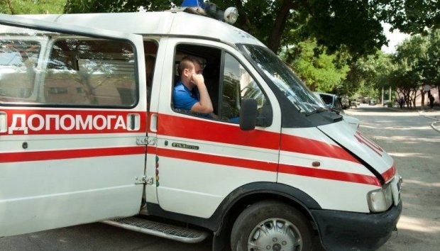 В Киеве голый мужик выпрыгнул из машины скорой помощи и убежал. Видео