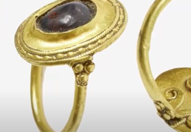 Стародавній перстень. Фото: скріншот YouTube