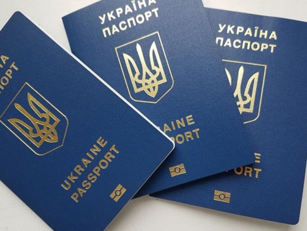 Заграничный паспорт Украины, фото: www.unn.com.ua
