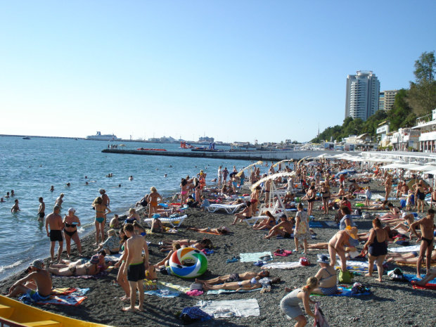 Найдите 10 отличий: в сети появились фото с пляжных курортов Крыма и Кирилловки. Разница ошеломляет