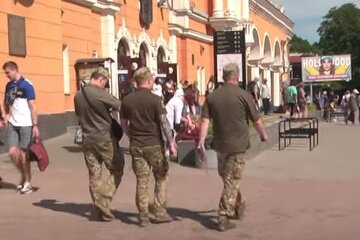 Представители ТЦК. Фото: скриншот YouTube-видео