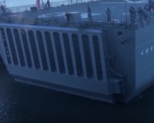 Десантный корабль Сил Самообороны Японии не заметил причал: случившееся попало на видео