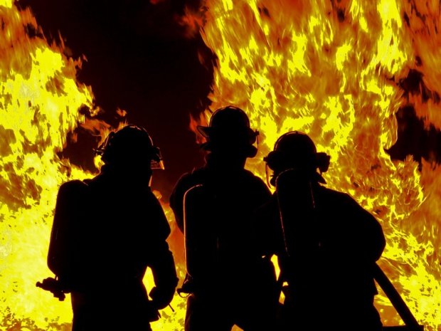Во Франции пламя уничтожило часть национального достояния: пожарные бьют тревогу, опасность не миновала