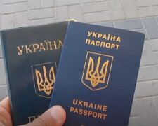 За границу с опаской: украинцы стали оформлять меньше загранпаспортов - статистика