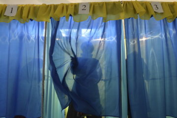 Становится жарче. В избирательные участки полетели бутылки с зажигательной смесью