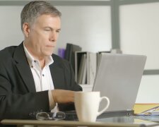 Мужчина с ноутбуком. Фото: скриншот YouTube-видео