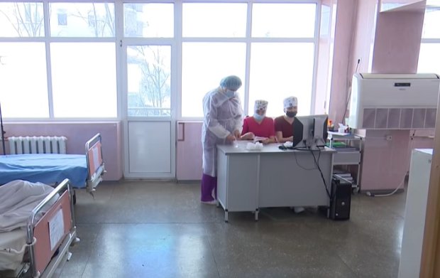 В Тернополе в разгар эпидемии уволились 8 врачей-инфекционистов. Фото: скриншот YouTube