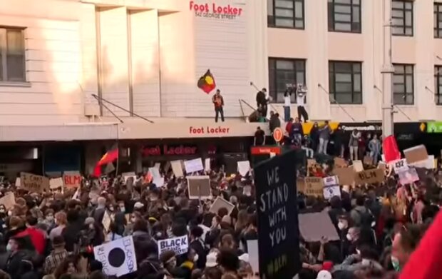 Протесты против расизма в США охватили Австралию. Фото: скриншот YouTube