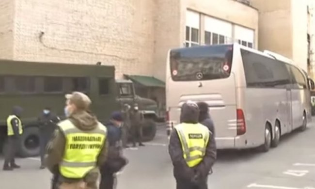 Эвакуированные в отеле. Фото: скриншот YouTube