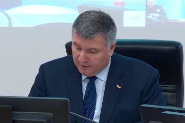 Аваков замечен за игрой в смартфон на заседании правительства. Фото: скрин youtube