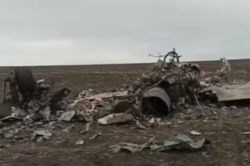 Обломки от самолета рф Су-25. Фото: скриншот YouTube-видео