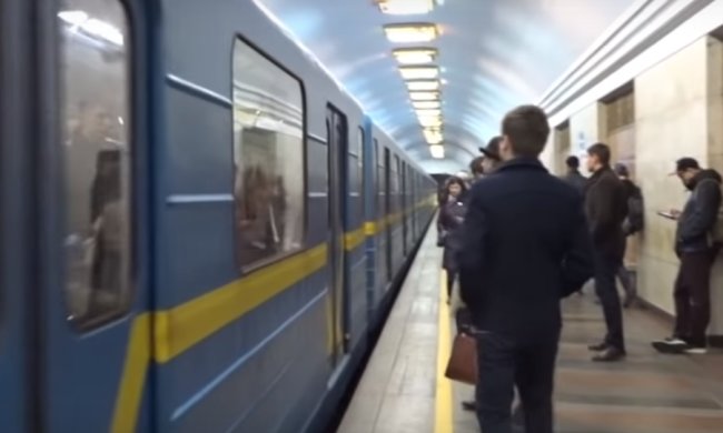 В Киеве мужчина пристает к женщинам в общественных местах. Фото: скриншот YouTube