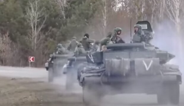 Танки рф з солдатами. Фото: скріншот YouTube-відео