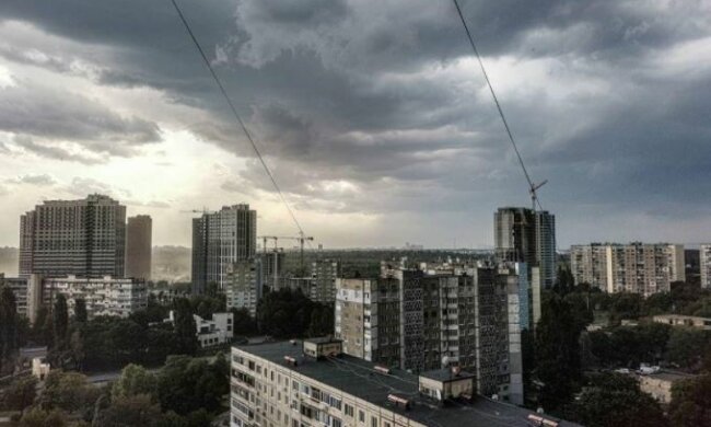 Лето закончилось, закрываете окна: над Киевом резко почернело небо, кадры стихии