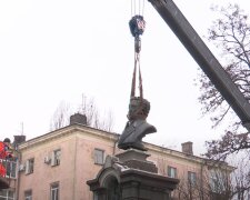Демонтаж памятника Пушкину. Фото: скриншот YouTube-видео