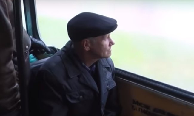 Пенсионер в транспорте. Фото: скриншот YouTube