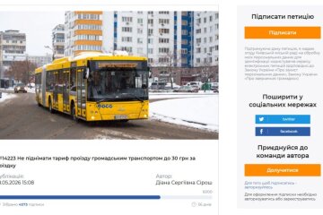 Комунальні платіжки на столі