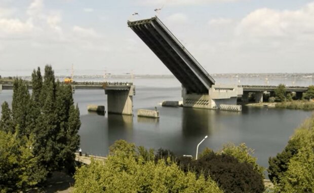 В Николаеве самопроизвольно "развелся" мост. Фото: скрин youtube