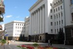 Под Офисом президента начались стычки: пикетчики пошли на штурм. Что происходит