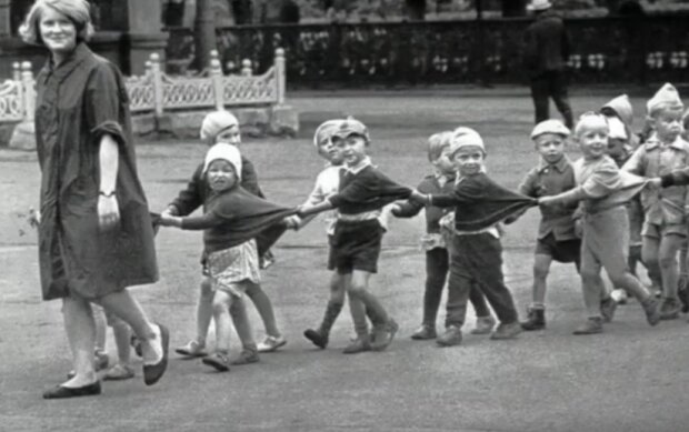 В СССР дети спали на улице. Фото: скрин youtube