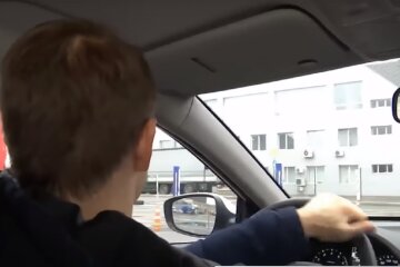 Водіям розповіли, як правильно відкривати дверцята в авто. Фото: YouTube, скрін