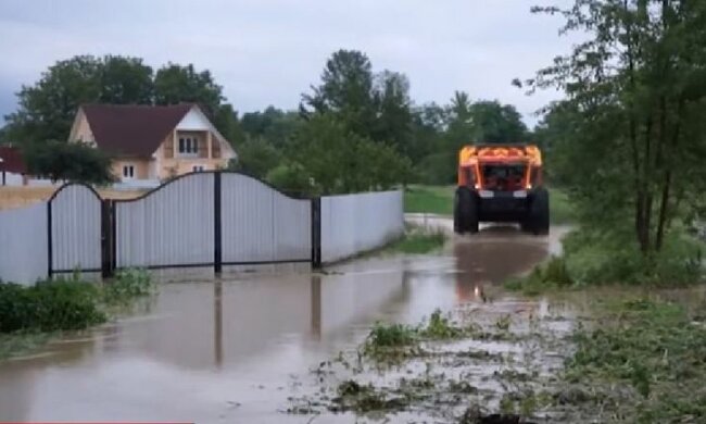 Запасайтесь керосинками и свечами: стихия натворила немало бед, тысячи домов остались без света