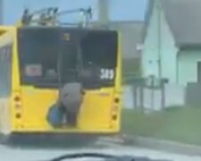 В Черновцах пенсионерка оседлала троллейбус. Фото: скриншот YouTube