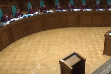 В КСУ отменили ограничений по зарплатам чиновникам. Фото: YouTube, скрин