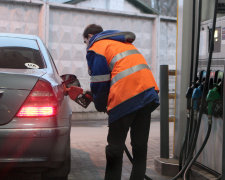 В декабре цены на бензин будут зависеть от ряда факторов. Фото: Александр Яремчук