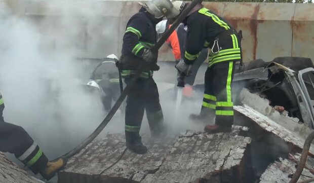 Пожарные. Фото: скриншот YouTube