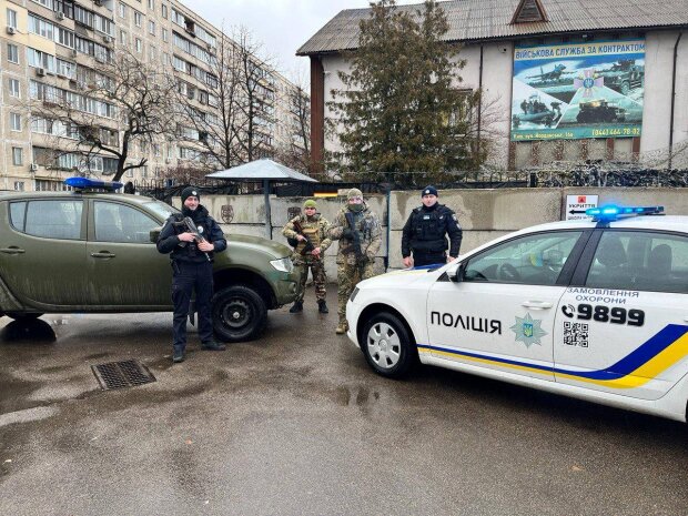 Співробітники ТЦК та Поліція. Фото: Оболонський районний РТЦК та СП у м. Києві