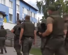 В Киеве полиция оцепила район. Фото: скриншот YouTube