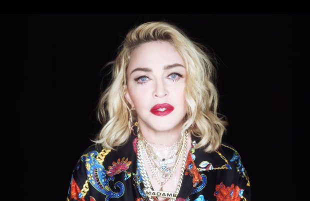 Мадонна, кадр из клипа "Crave"