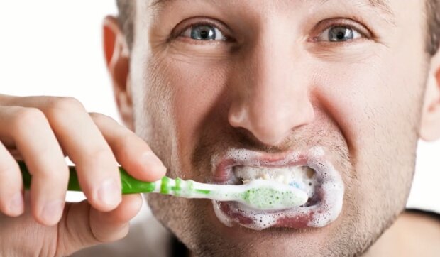 Чистка зубов. Фото: YouTube