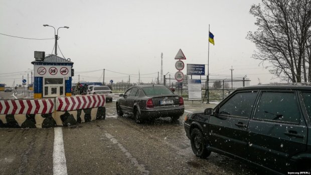 Задержание на погранпункте “Каланчак”. Фото: Крым.Реалии