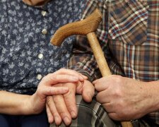 Українським пенсіонерам доплачуватимуть до пенсії, якщо розмір їх виплат менший за 10000 грн. Фото: ілюстративне з мережі