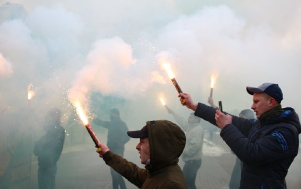 Нацдружины атакуют Киев, движение перекрыто: что происходит