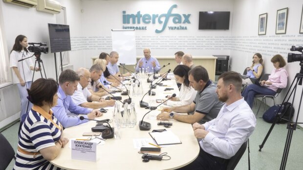 Обговорення продажу ліків на АЗС, круглий стіл