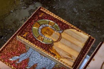 Боец ВСУ создает иконы из проволоки, фото: скриншот с YouTube
