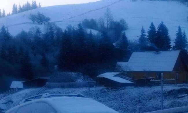 Циклон становится все опасней: Украину заваливает снегом - заметает трассы, села и города. Фото, видео
