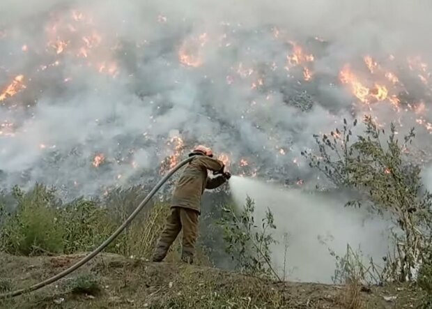 Пожар на свалке у Полтавы. Фото: скриншот Youtube-видео