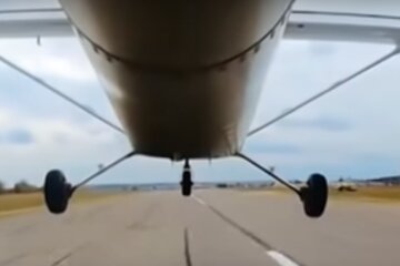 Самолет. Фото: скриншот YouTube