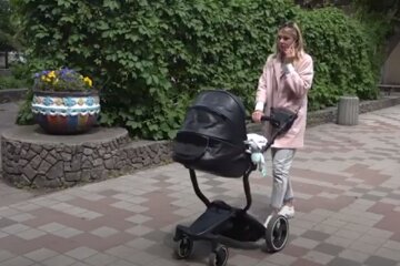 Мама з дитиною. Фото: скріншот YouTube-відео
