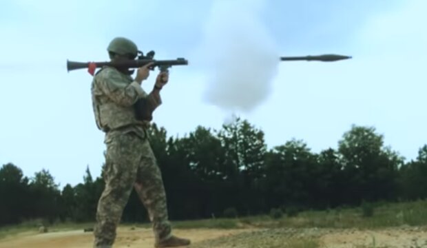 Солдат запускает ракету. Фото: скриншот YouTube-видео