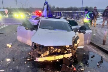 Киев парализовали пробки: из-за ДТП перекрыт мост Метро в обе стороны - видео с места