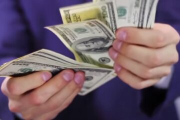 Долари. Фото: скріншот YouTube-відео