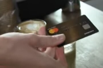 Опять началось: банки блокируют карты украинцев за переводы денег, подробности