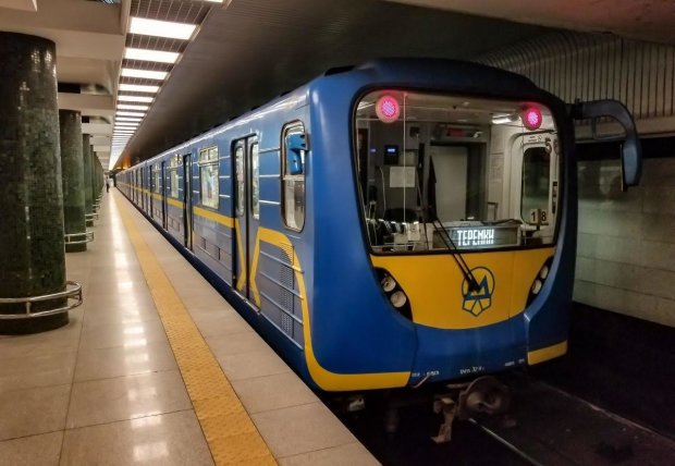 ЧП в киевском метро: движение парализовано - тысячи пассажиров не могут уехать